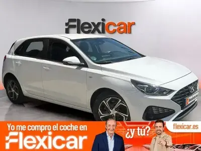 Usado Hyundai i30 120 CV (88 kW) 2021 Blanco Berlina
