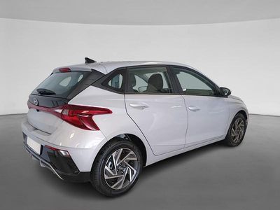 Usado Hyundai i20 100 CV (73 kW) 2025 Gris lumen Utilitario