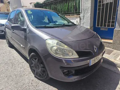 Usado Renault Clio II Privilege 105 CV (77 kW) 2007 Gris / plata Berlina