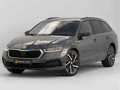 Usado Skoda Octavia Sport 204 CV (150 kW) 2021 Gris / plata Familiar