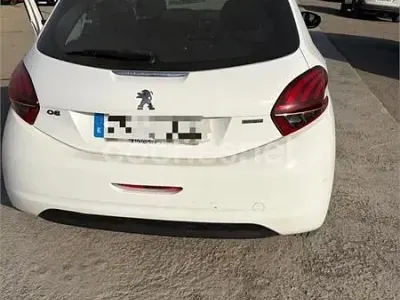 Usado Peugeot 208 Allure 120 CV (88 kW) 2015 Blanco Utilitario