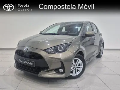 Usado Toyota Yaris Hybrid Active 116 CV (85 kW) 2022 Marrón Berlina