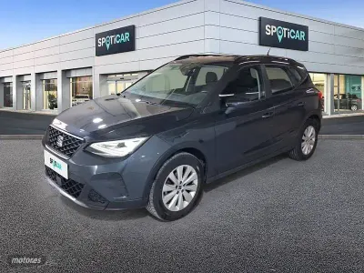 Usado Seat Arona Style 110 CV (80 kW) 2023 Gris SUV