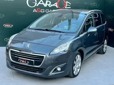Usado Peugeot 5008 Active 115 CV (84 kW) 2013 Gris / plata Monovolumen