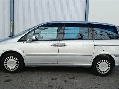 Usado Lancia Phedra 128 CV (94 kW) 2004 Gris / plata Monovolumen