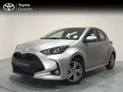 Usado Toyota Yaris Hybrid Active 116 CV (85 kW) 2024 Gris / plata Berlina