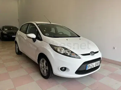 Usado Ford Fiesta Trend 68 CV (50 kW) 2010 Blanco Berlina
