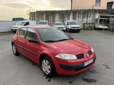 Usado Renault Mégane Expression 98 CV (72 kW) 2004 Rojo Utilitario