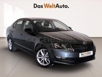 Usado Skoda Octavia Ambition 150 CV (110 kW) 2020 Gris / plata Berlina