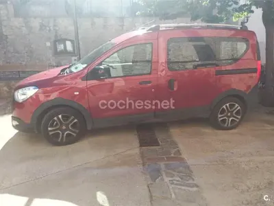 Usado Dacia Dokker Stepway 95 CV (69 kW) 2019 Granate Monovolumen