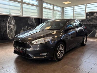 Usado Ford Focus Trend 115 CV (84 kW) 2015 Gris / plata Berlina