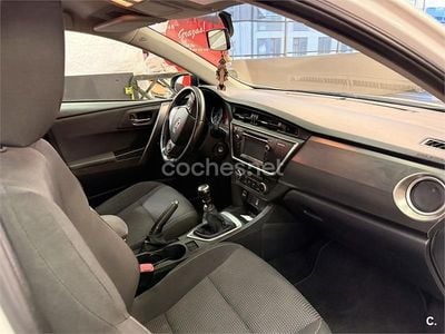 Usado Toyota Auris Active 90 CV (66 kW) 2014 Blanco Berlina