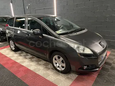 Usado Peugeot 5008 Allure 112 CV (82 kW) 2012 Gris / plata Monovolumen