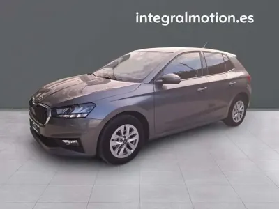 Usado Skoda Fabia Selection 95 CV (69 kW) 2025 Gris Utilitario