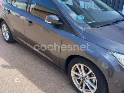 Usado Ford Focus Trend 120 CV (88 kW) 2015 Gris / plata Berlina