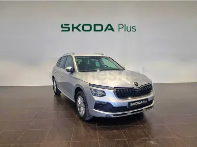 Usado Skoda Kamiq Selection 115 CV (84 kW) 2025 Gris / plata SUV
