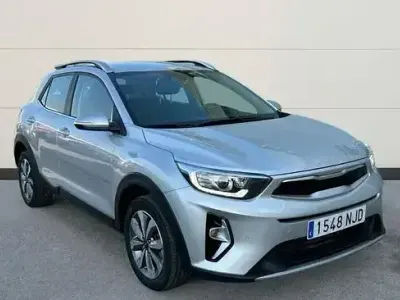 Usado Kia Stonic 101 CV (74 kW) 2025 Gris / plata SUV