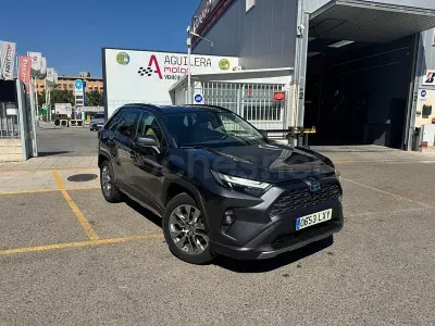 Usado Toyota RAV4 Hybrid Luxury 218 CV (160 kW) 2022 Gris / plata SUV