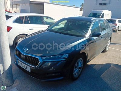 Gris / plata Usado 2022 Skoda Octavia Ambition Familiar | 16.990 € (Precio justo)