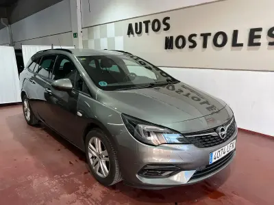 Usado Opel Astra Elegance 145 CV (106 kW) 2020 Gris / plata Familiar