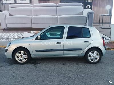 Begagnad Renault Clio II Authentique 80 HK (58 kW) 2004 Grå Sedan