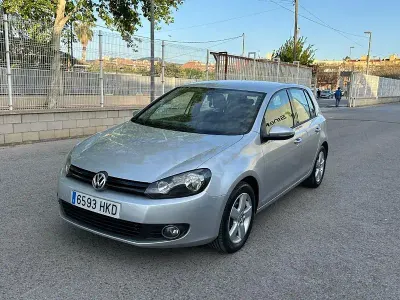 Usado VW Golf VII 105 CV (77 kW) 2012 Gris / plata Berlina