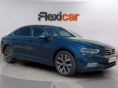 Usado VW Passat Executive 150 CV (110 kW) 2021 Azul Berlina
