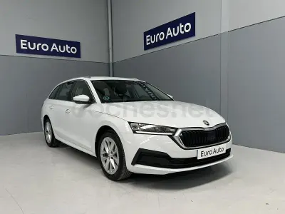 Usado Skoda Octavia Ambition 115 CV (84 kW) 2022 Blanco Familiar