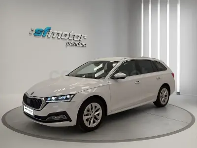 Usado Skoda Octavia Style 150 CV (110 kW) 2021 Blanco Familiar