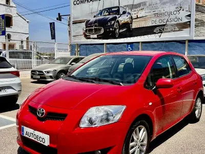 Usado Toyota Auris Active 90 CV (66 kW) 2012 Rojo Berlina