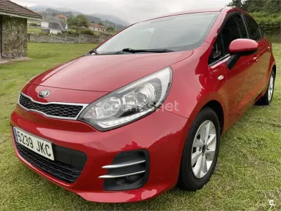 Usado Kia Rio 75 CV (55 kW) 2015 Rojo Berlina