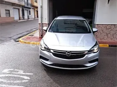 Usado Opel Astra Dynamic 110 CV (80 kW) 2019 Gris / plata Familiar