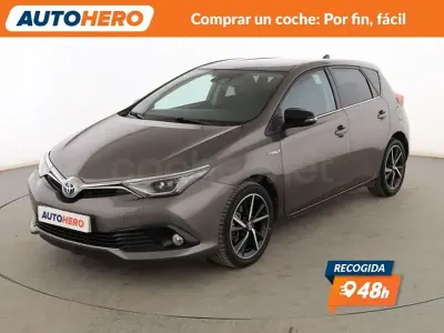 Usado Toyota Auris Hybrid Advance 136 CV (100 kW) 2017 Gris / plata Berlina
