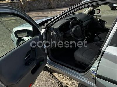 Usado Renault Laguna II Dynamique 136 CV (100 kW) 2003 Gris / plata Berlina