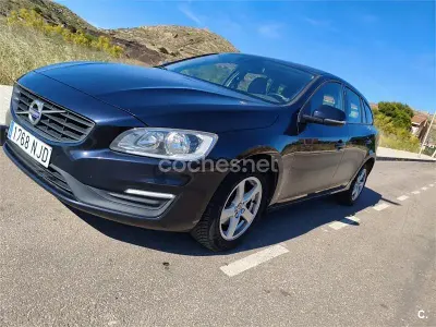 Usado Volvo V60 Kinetic 120 CV (88 kW) 2017 Azul Familiar