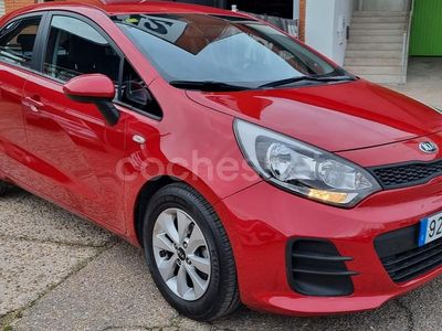 Usado Kia Rio 84 CV (61 kW) 2017 Granate Berlina
