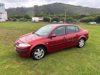 Usado Renault Mégane Authentique 100 CV (73 kW) 2005 Granate Berlina