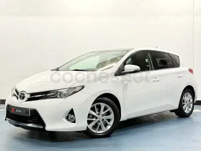 Usado Toyota Auris Active 132 CV (97 kW) 2013 Blanco Berlina