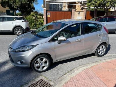Usado Ford Fiesta Trend 82 CV (60 kW) 2010 Gris / plata Utilitario