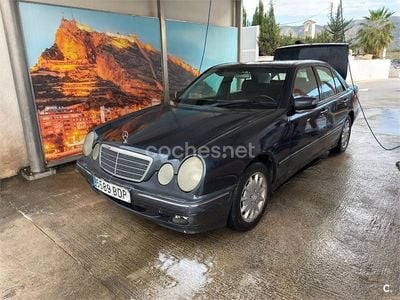 Azul Usado 2001 Mercedes E320 Elegance Berlina | 3100 €