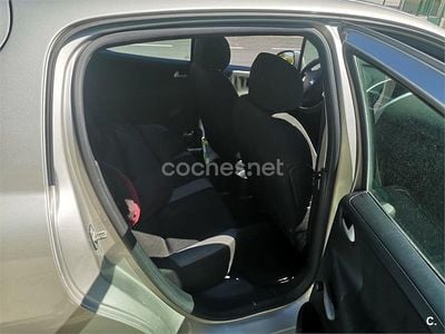Usado Peugeot 207 Access 70 CV (51 kW) 2011 Gris / plata Berlina
