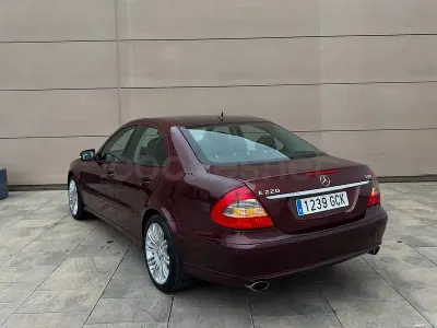 Käytetty Mercedes E220 Avantgarde 170 HP (125 kW) 2008 Punainen Sedan