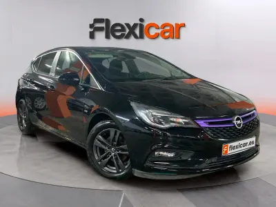 Usado Opel Astra S 110 CV (80 kW) 2019 Negro Berlina