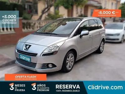 Usado Peugeot 5008 Sport 112 CV (82 kW) 2011 Gris / plata Monovolumen