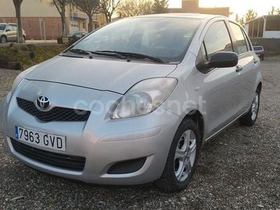 Gris / plata Usado 2010 Toyota Yaris Live Berlina | 6400 € (Precio justo)