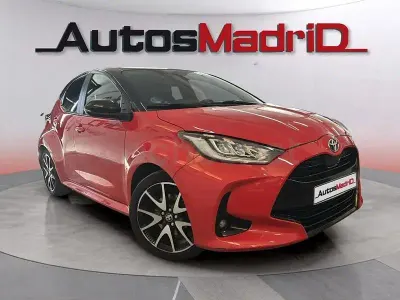 Usado Toyota Yaris Hybrid Style 116 CV (85 kW) 2022 Rojo Berlina