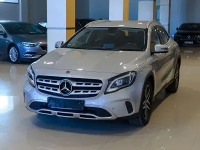 Usado Mercedes GLA200 Urban 136 CV (100 kW) 2017 Gris SUV