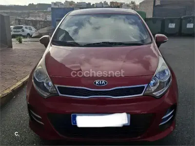 Usado Kia Rio 84 CV (61 kW) 2014 Granate Berlina