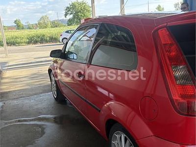 Usado Ford Fiesta Sport 100 CV (73 kW) 2005 Rojo Utilitario