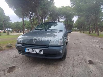 Usado Renault Clio 55 CV (40 kW) 1995 Gris / plata Utilitario